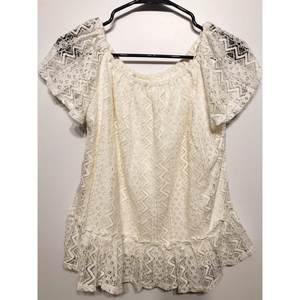 🎉HP🎉 Belle Du Jour Lace Top // L